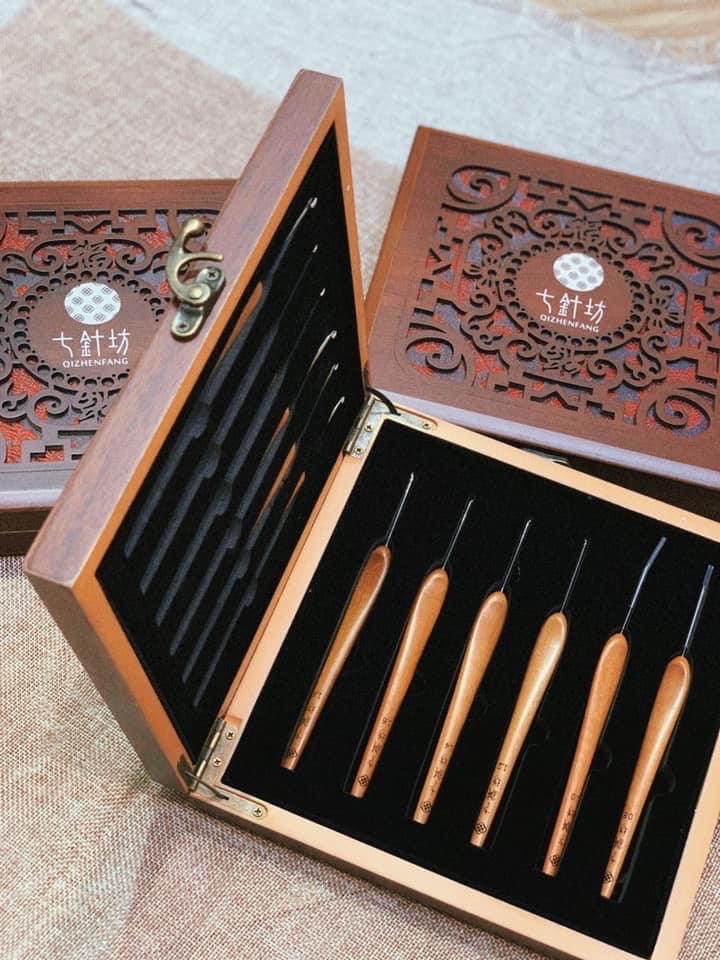 Cách mình cầm kim móc len